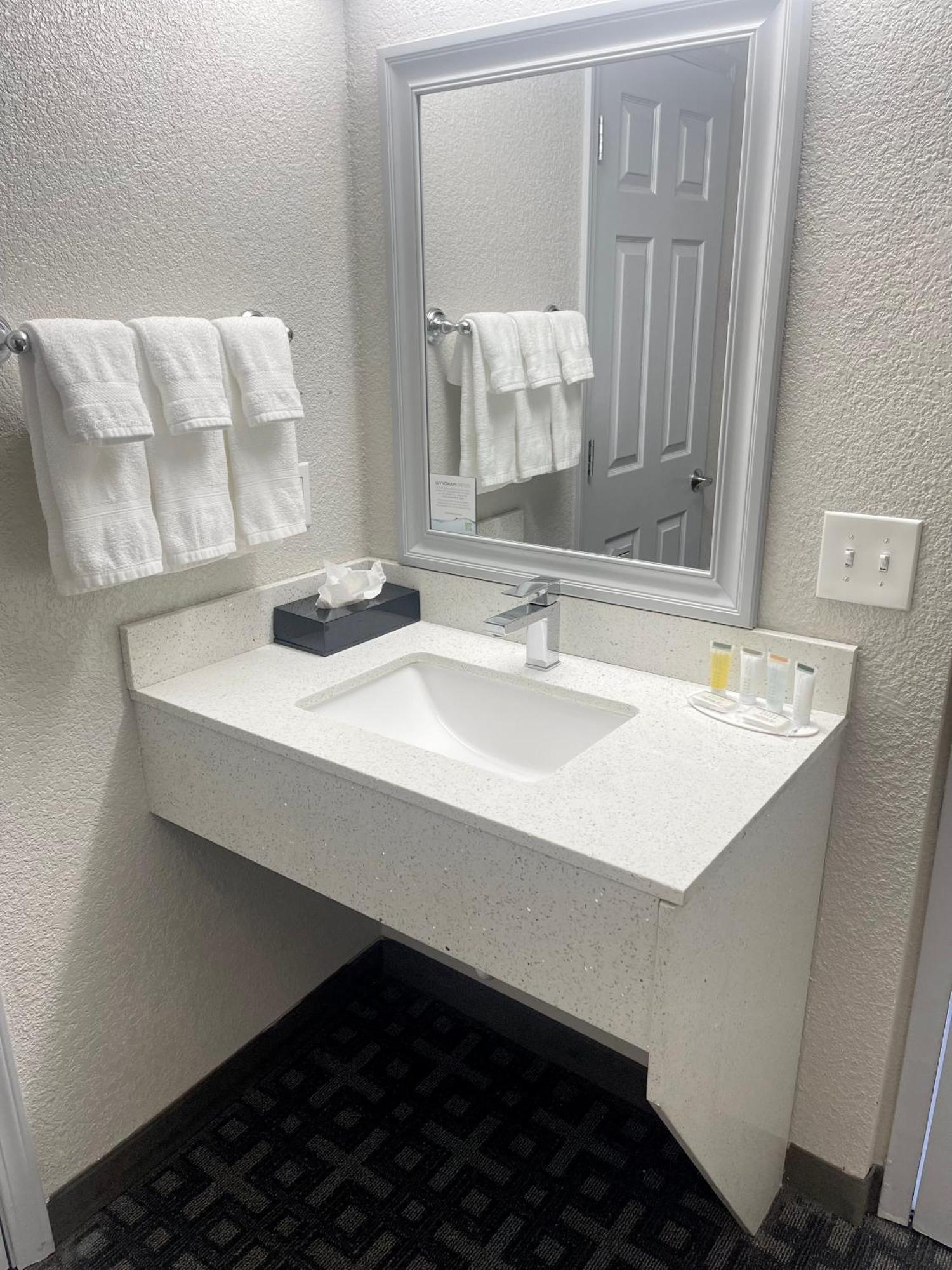Days Inn & Suites By Wyndham Spokane Zewnętrze zdjęcie
