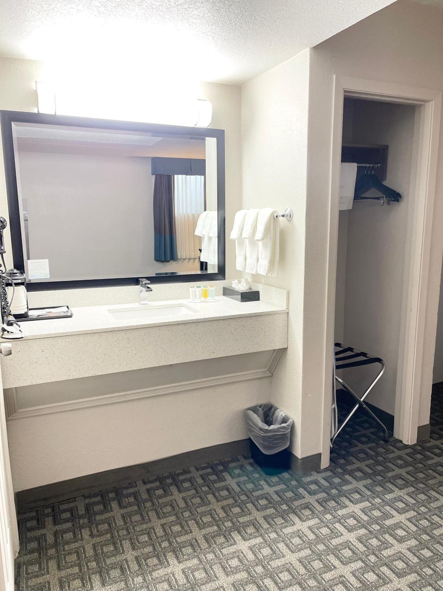 Days Inn & Suites By Wyndham Spokane Zewnętrze zdjęcie